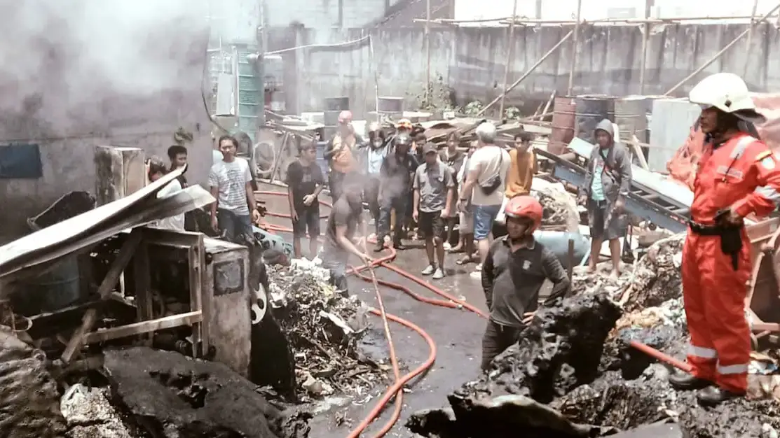Pabrik Plastik Mojosongo Solo Terbakar, Diduga Dipicu Benang Layangan