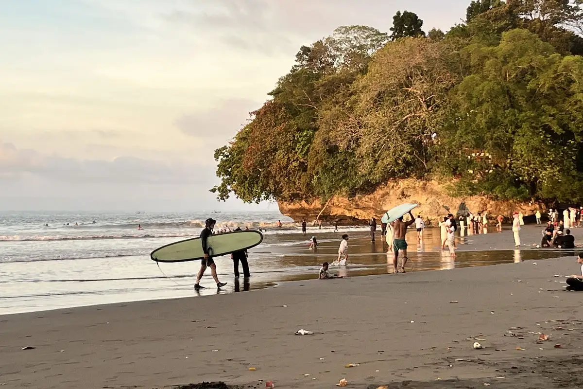 153 Peselancar dari 12 Negara Ramaikan Batukaras Surf Festival 2026