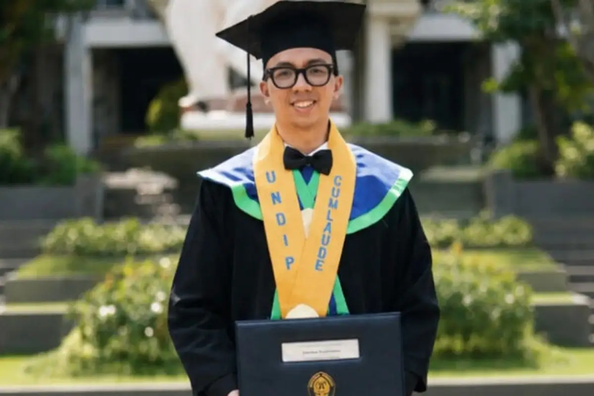 Usia Baru 22 Tahun, Aqsa Aufa Lulus S2 Undip dengan IPK Sempurna 4,00