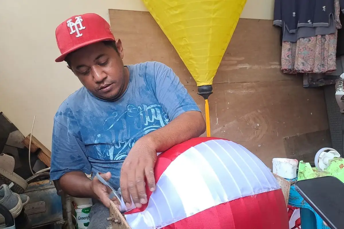 Lampion Merah Putih Laris Jelang HUT RI, Tapi Bahan Baku Naik 20 Persen