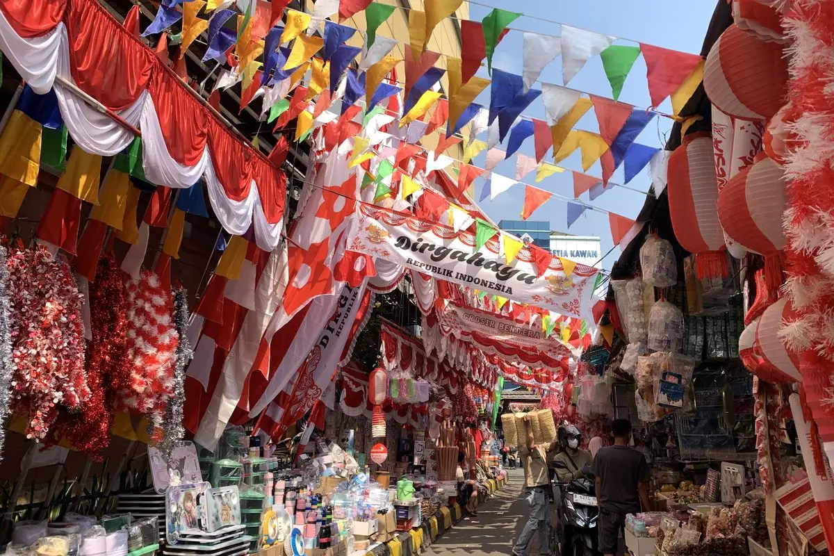 Jelang 17 Agustus, Gang dan Lorong Pasar Jatinegara Dipenuhi Nuansa Merah Putih