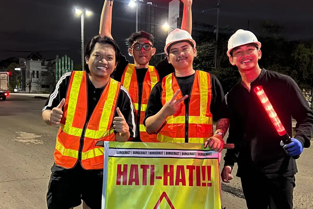 Lima Anak Muda Bekasi Bergerak Mandiri Perbaiki Jalan Rusak hingga Halte