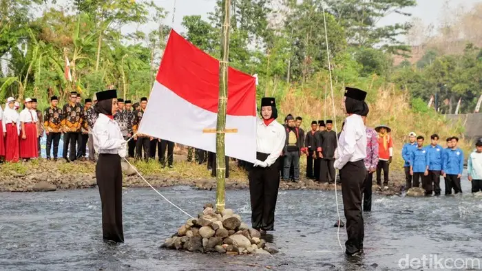 Kenang Jejak Jenderal, Warga Ponorogo Upacara di Tengah Aliran Sungai