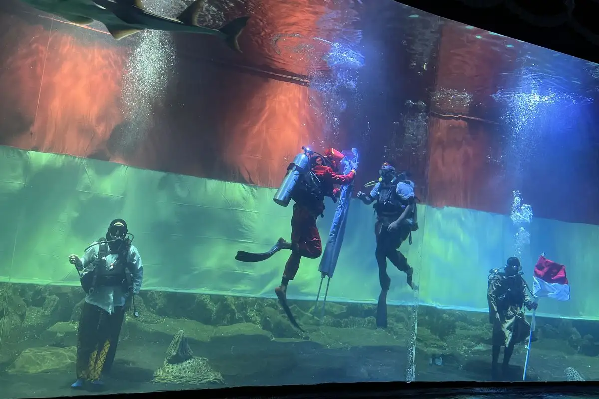Merah Putih Raksasa Dibentangkan di Dalam Aquarium Indonesia Pangandaran