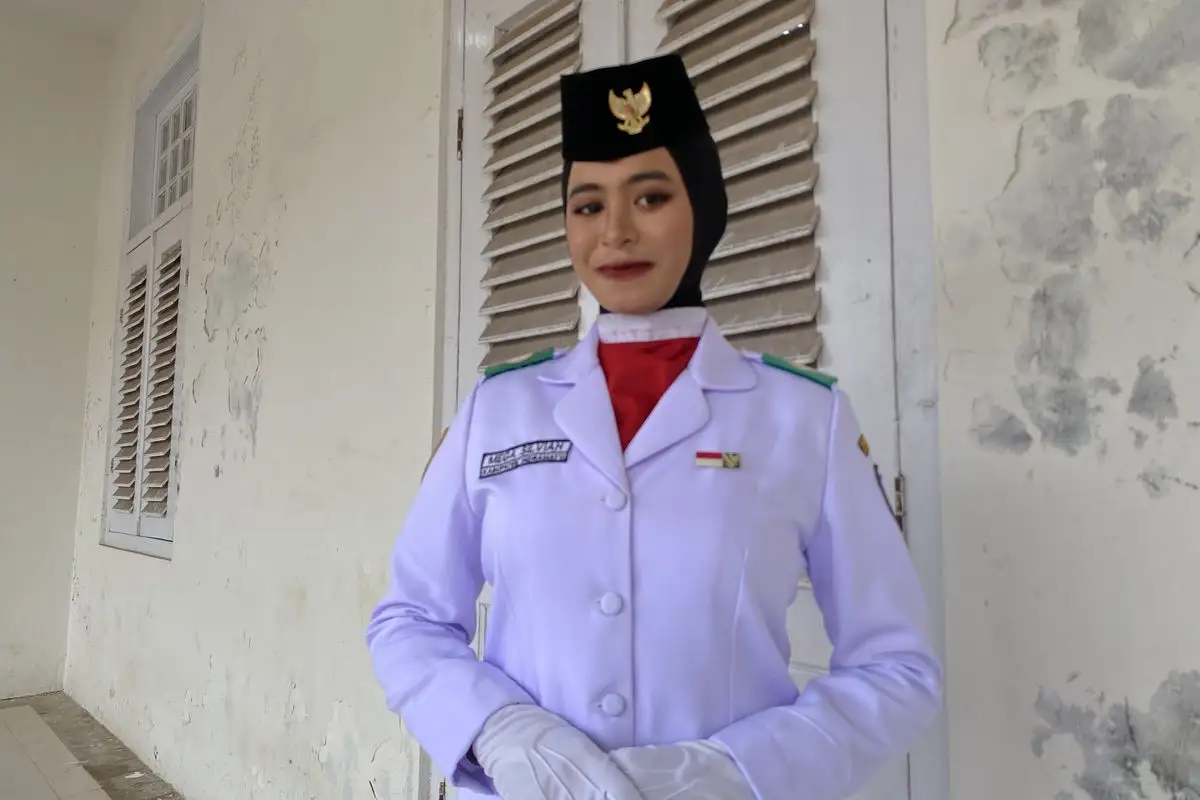 Bangga! Mega Silviah, Anak Buruh Tani dan Penjual Gorengan, Berhasil Kibarkan Merah Putih