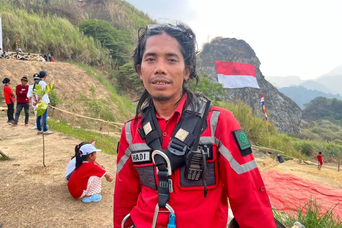 Demi Kibarkan Merah Putih, Hadi Taklukkan Tebing Terjal Gunung Sembung Purwakarta