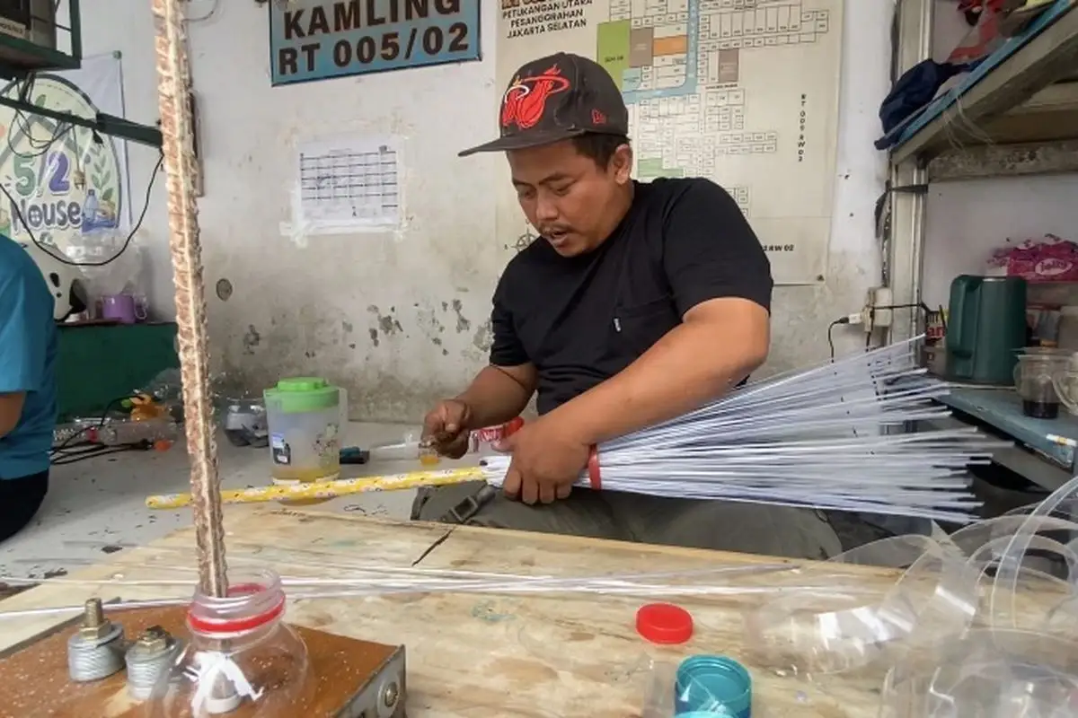 Dari Tumpukan Botol Bekas Jadi Sapu, Warga Pesanggrahan Ubah Sampah Jadi Barang Berguna