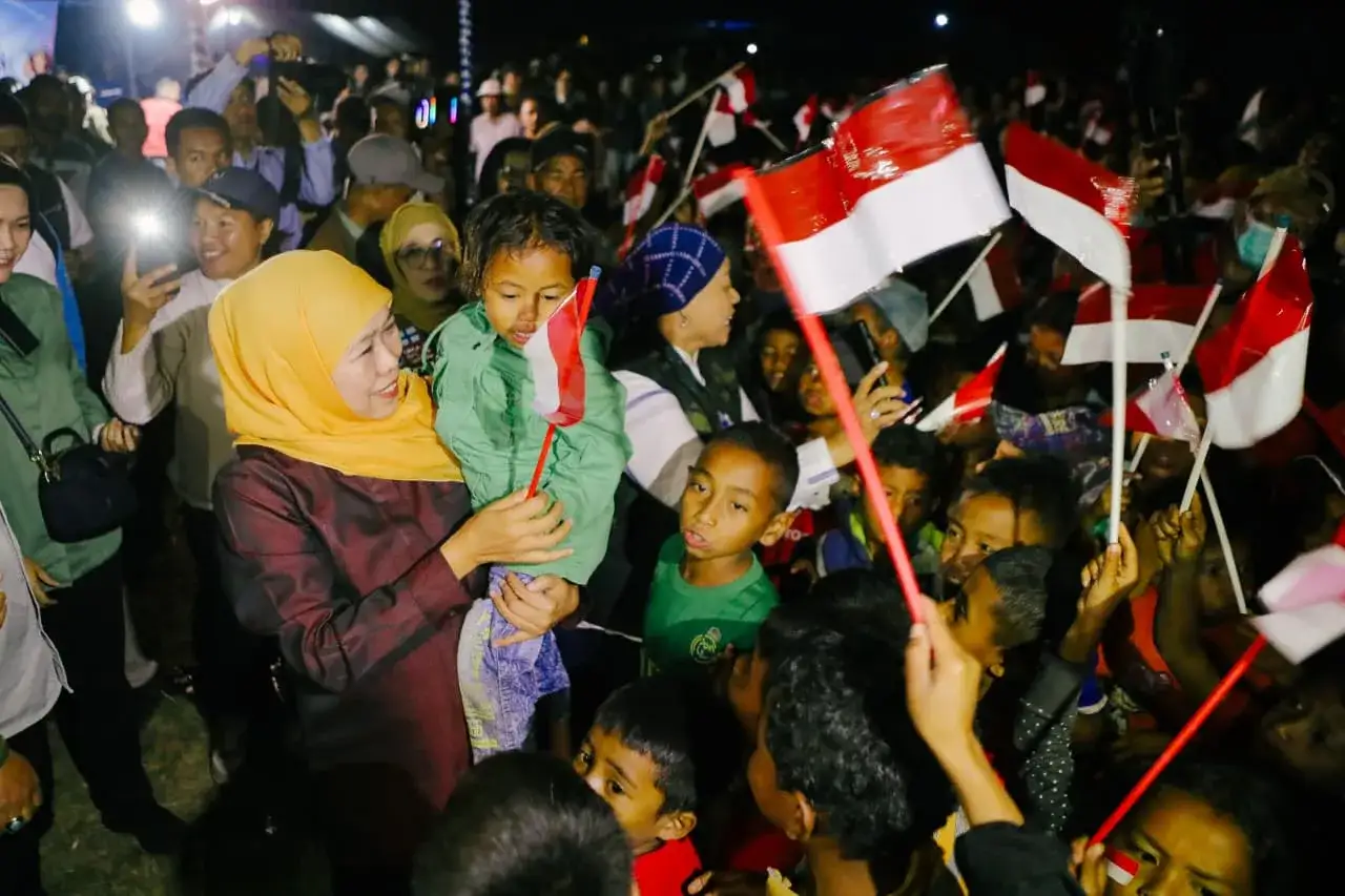 Di Tengah Pengungsian, Anak Korban Gempa Flores Tetap Semangat Belajar