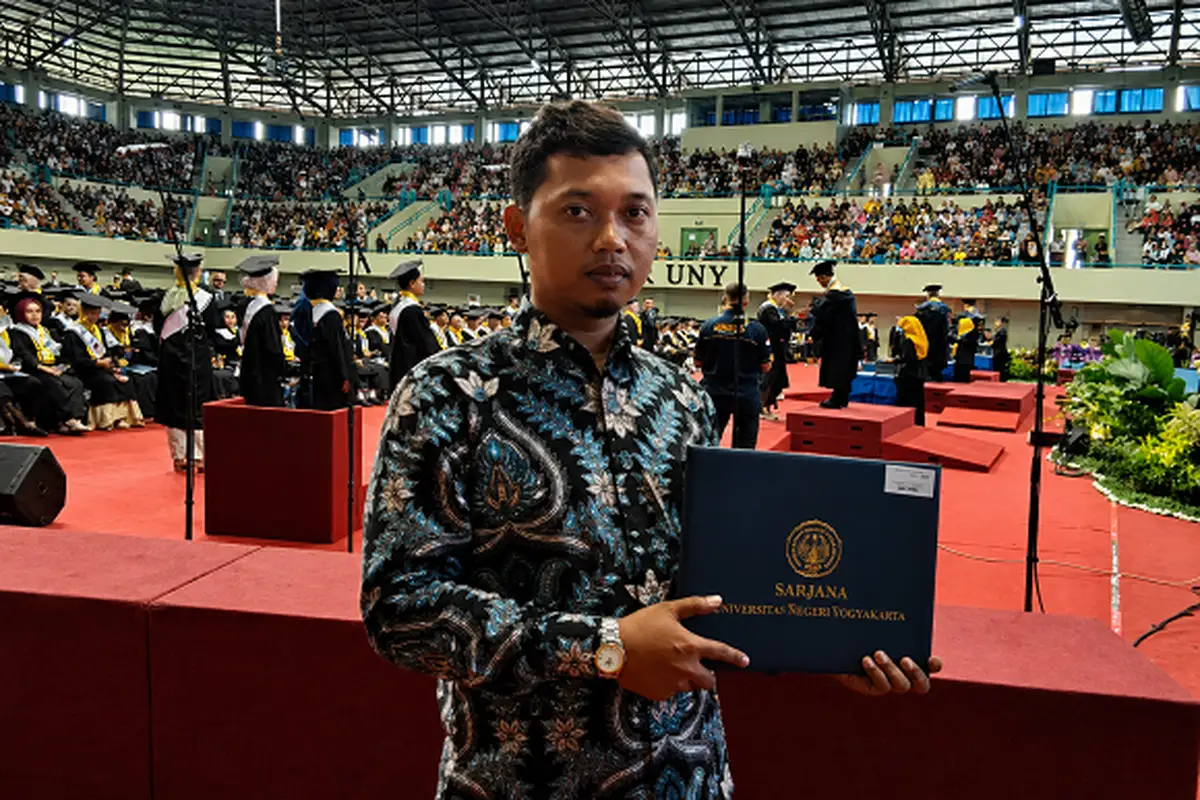 Momen Haru, Kakak Sepupu Terima Ijazah Almarhum Taranda yang Wafat Sebelum Wisuda Di UNY