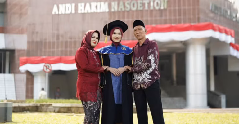 Hanya Lulusan SD, Ngatino Berhasil Antarkan Anak Jadi Lulusan Terbaik IPB