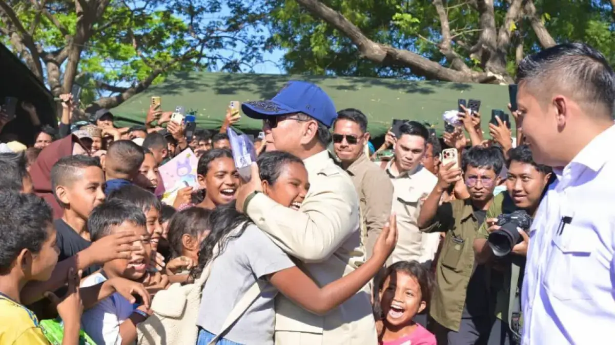 Antusias Sambut Prabowo, Warga Korban Gempa Nagekeo Berdesakan