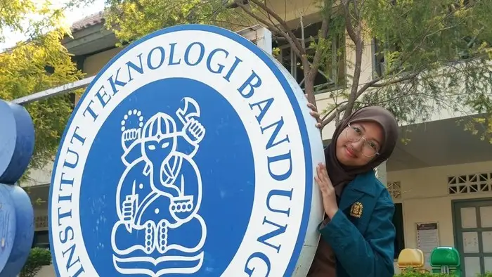 Anak Petugas Kebersihan Berhasil Kuliah di ITB, Larasati Aulia Shafira Damayanti Wujudkan Mimpi Lewat Beasiswa