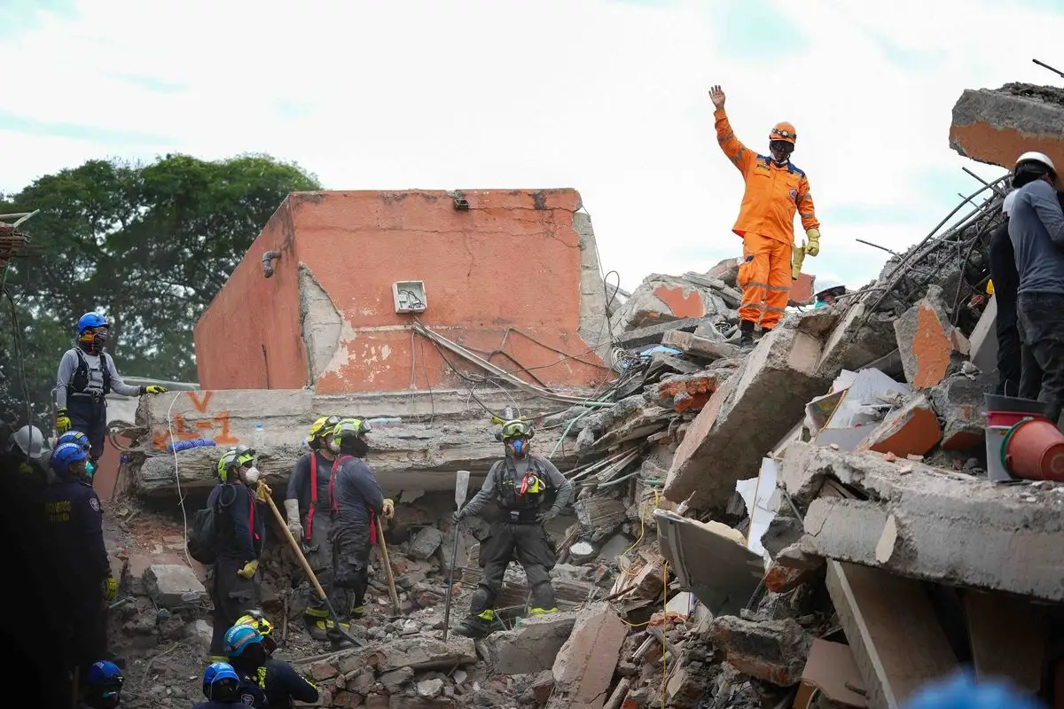 Kemendikdasmen Salurkan Santunan Rp305 Juta untuk Guru dan Siswa Terdampak Gempa NTT