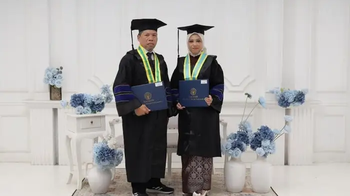 Kompak! Ayah dan Anak Wisuda S2 Bersama dari UNY, Momen Penuh Haru dan Bangga