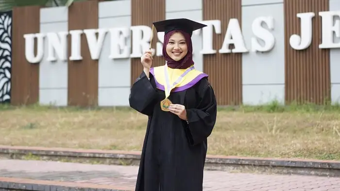 Inspiratif! Nafisah Hafal 30 Juz Al-Qur’an, Aktif Organisasi, dan Tetap Berprestasi di Unej