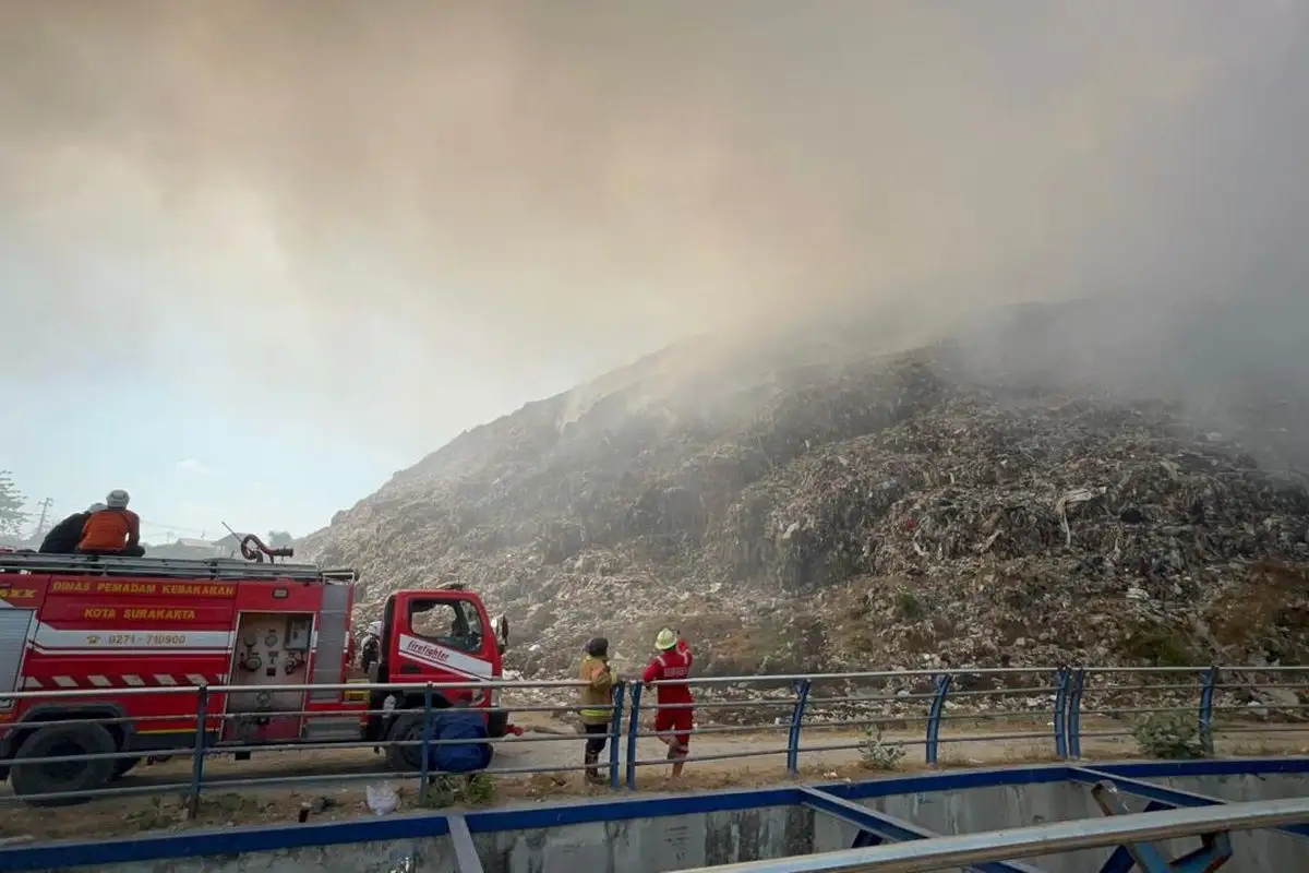 Pemadaman Kebakaran TPA Putri Cempo Solo Terkendala Jalan Sempit