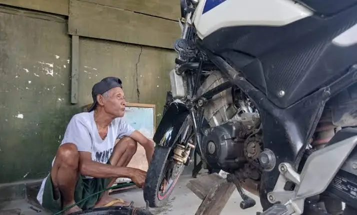 Lansia Tukang Tambal Ban Kehilangan Bansos, Namanya Tercatat Punya Mobil