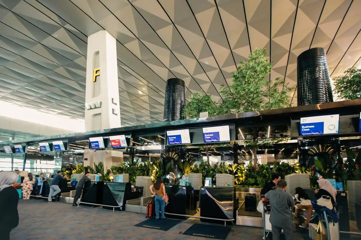 Bandara Soekarno-Hatta Masih Tutup, Penumpang Bertahan di Terminal hingga Menginap