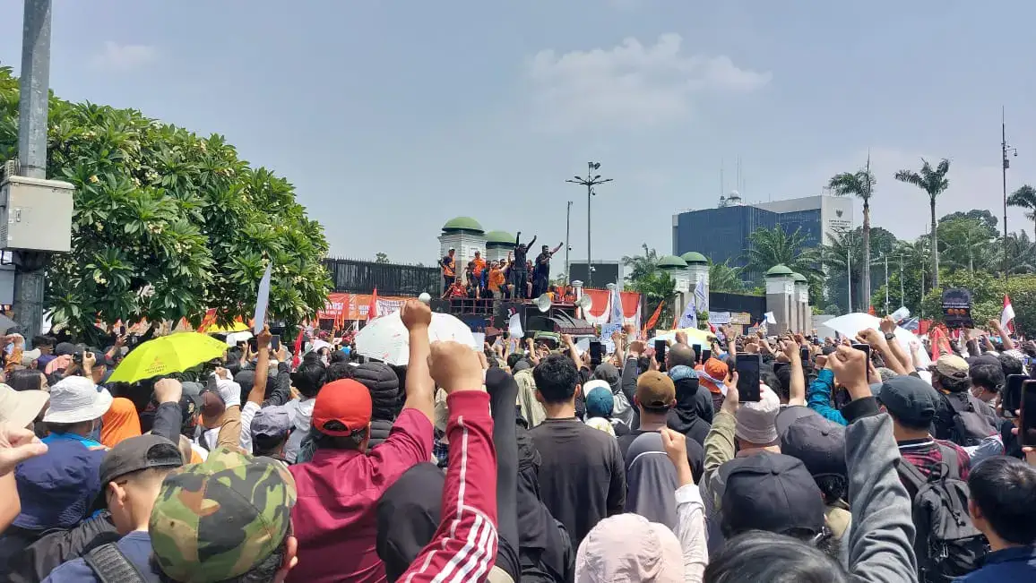 Aksi Ribuan Buruh Kawal RUU Ketenagakerjaan di Gedung DPR RI, Pengendara Diimbau Antisipasi Kemacetan