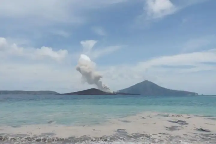 Anak Krakatau Kembali Erupsi, Warga dan Wisatawan Diminta Menjauh 2 Kilometer