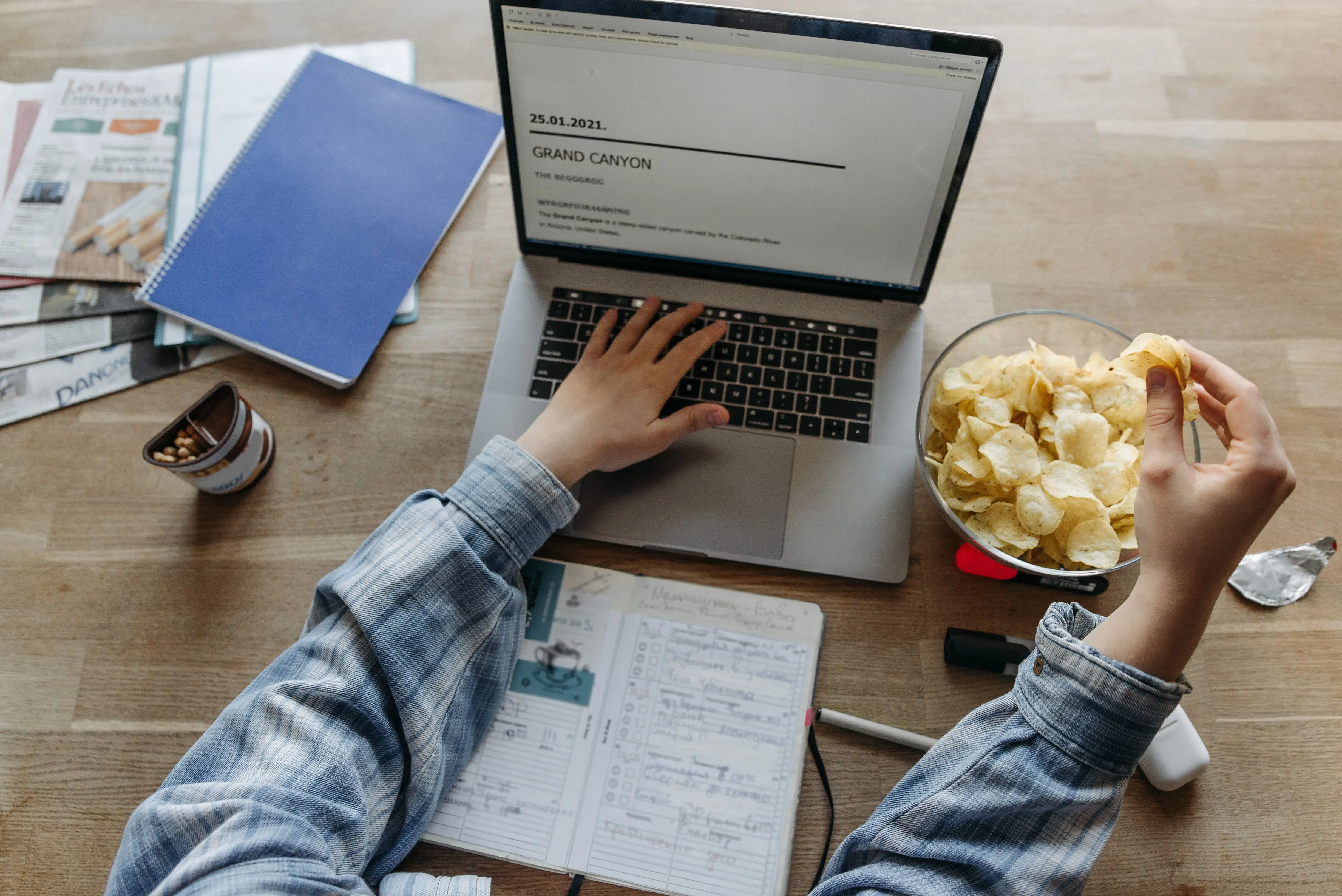 Bebas dari "Screen Eating": Mengapa Makan Sambil Menatap Layar HP Perlu Dikurangi?