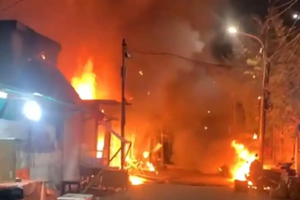 Kebakaran Melahap Permukiman Warga di Tamansari Jakbar, 22 Unit Mobil Pemadam Dikerahkan