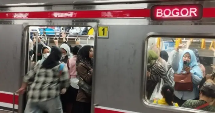 Talang Air Terlepas Saat Hujan Deras, Perjalanan KRL di Stasiun Depok Baru Sempat Terganggu
