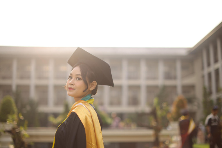 Lulus S2 di Usia 22 tahun 6 Bulan, Amanda Eka Lupita Raih Predikat Lulusan Termuda UGM