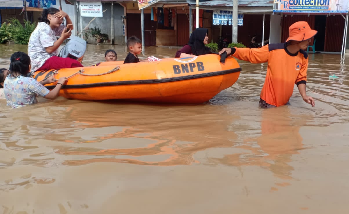 BPBD Riau Evakuasi Warga Terdampak Banjir di Rokan Hulu