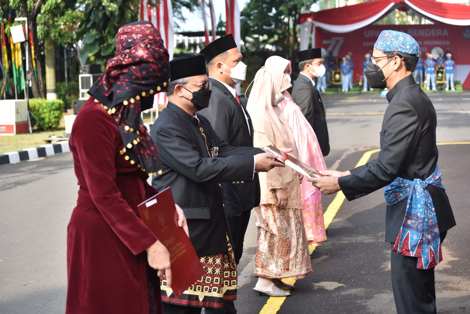 Mengenakan Pakai Adat Betawi, Mendikbudristek Pimpin Upacara HUT ke-77 RI