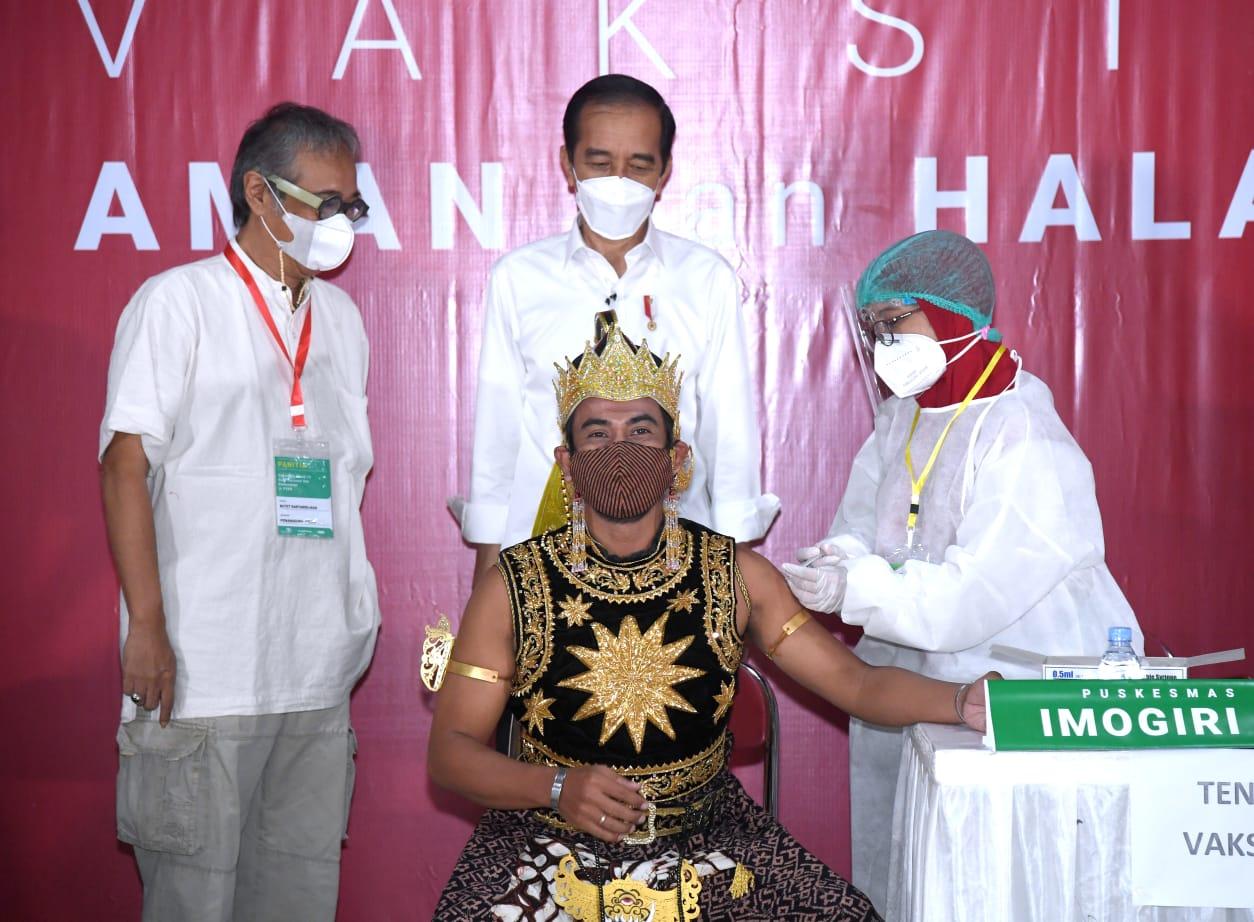 Vaksinasi bagi Seniman dan Budayawan Diwarnai Aksi Teater Petruk dan Gatot Kaca