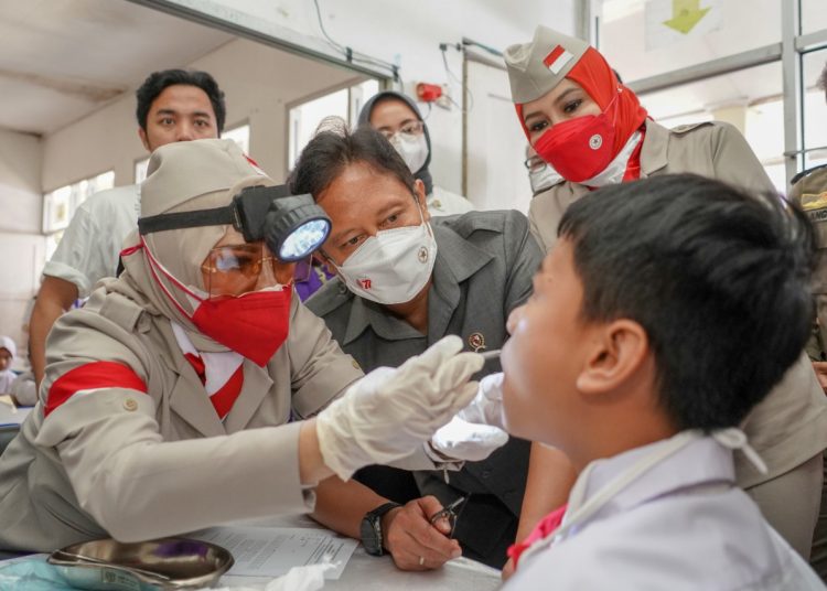 Disambut Sorak Gembira Anak SD, Menkes Budi Ajak Mereka Rajin Sikat Gigi
