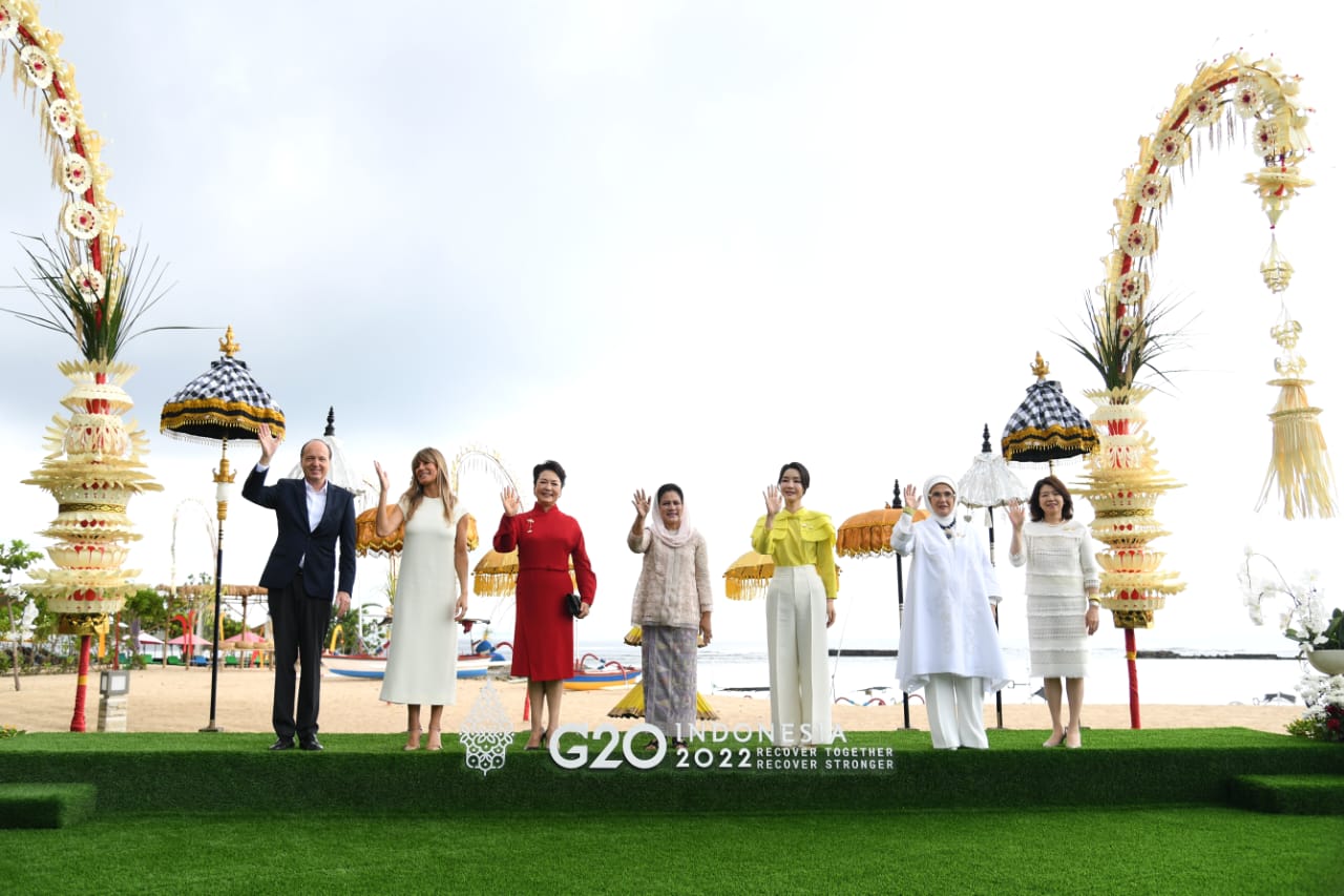 Ibu Iriana Ajak Para Pendamping Pemimpin G20 Melihat Kearifan Lokal Indonesia