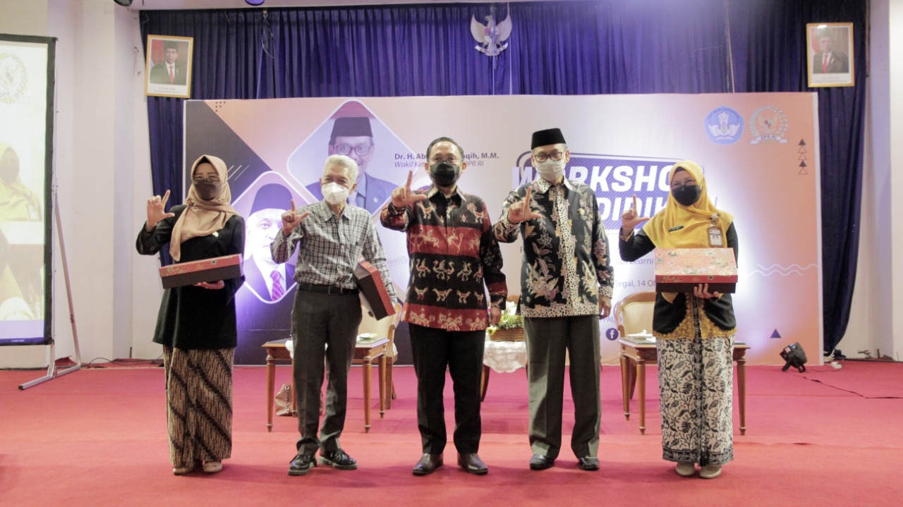 Kemdikbudristek Dan DPR Apresiasi Capaian Vaksinasi di Lingkungan Pendidikan Kota Tegal