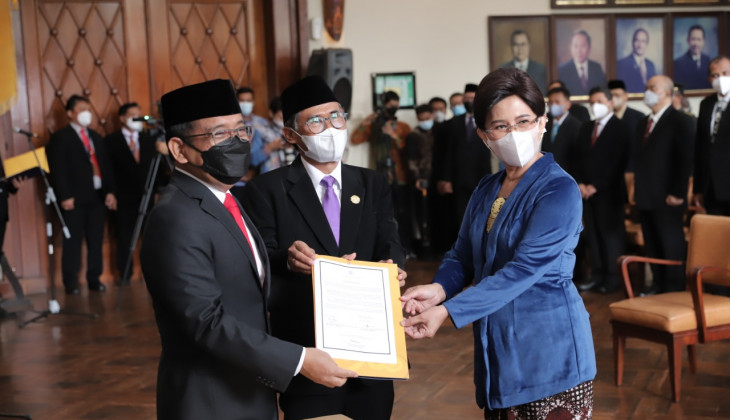 Budi Karya Sumadi Terima Anugerah Doktor Kehormatan UGM