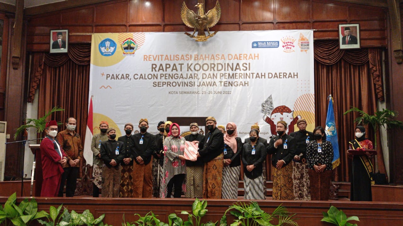 Gotong Royong Pemangku Kebijakan di Jawa Tengah Membumikan Revitalisasi Bahasa Daerah