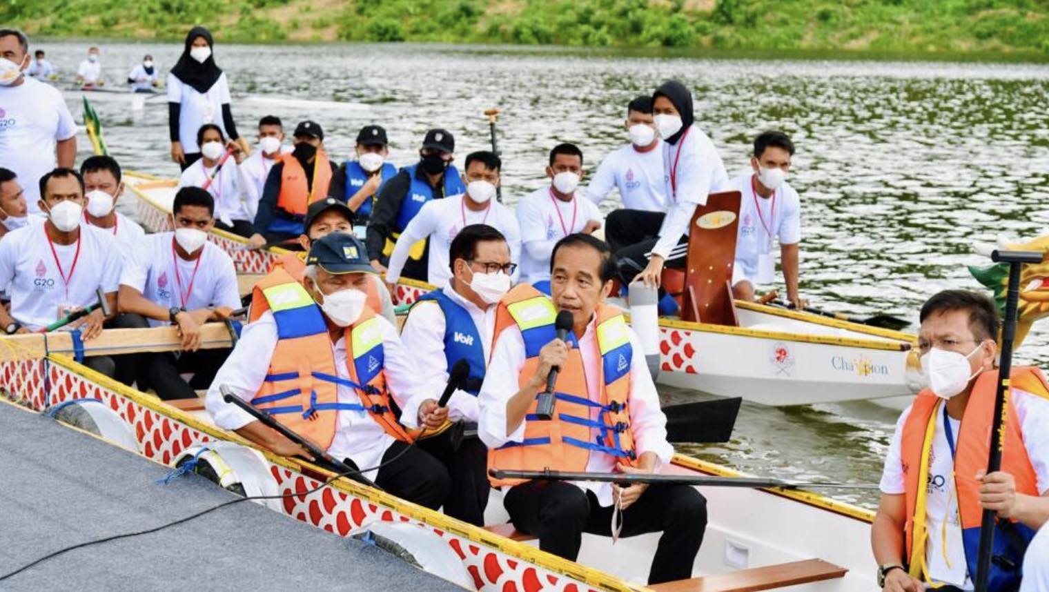 Dari Atas Perahu Naga Presiden Resmikan Bendungan di Kolaka, Sultra dan Wonogori, Jawa Tengah