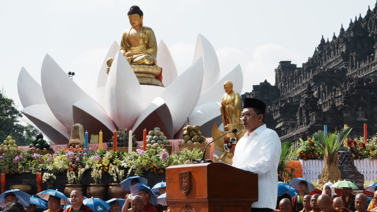 Peringatan Hari raya  Waisak di Candi Borobudur Semarak