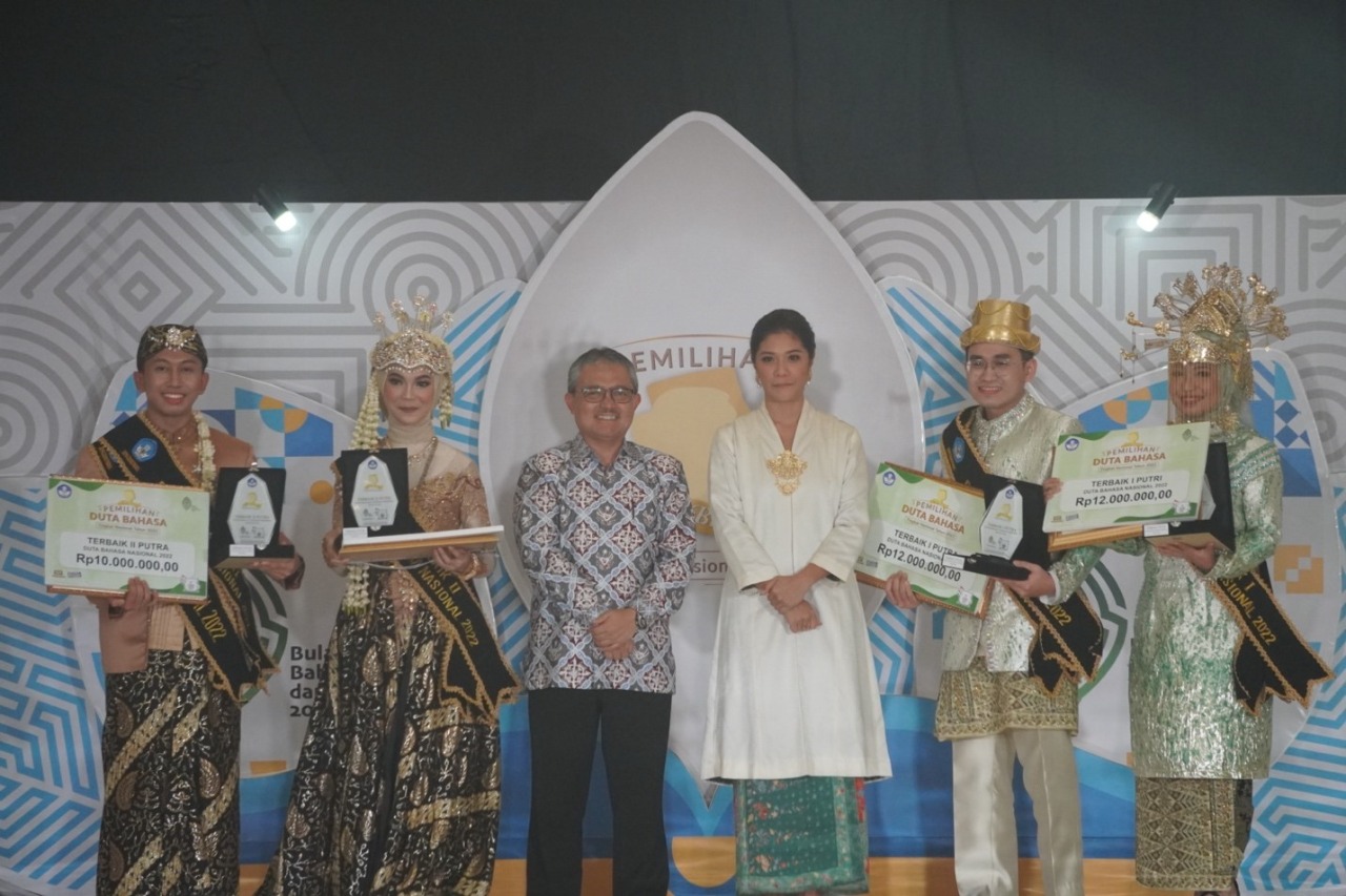 Anugerahkan Duta Bahasa Tingkat Nasional Tahun 2022